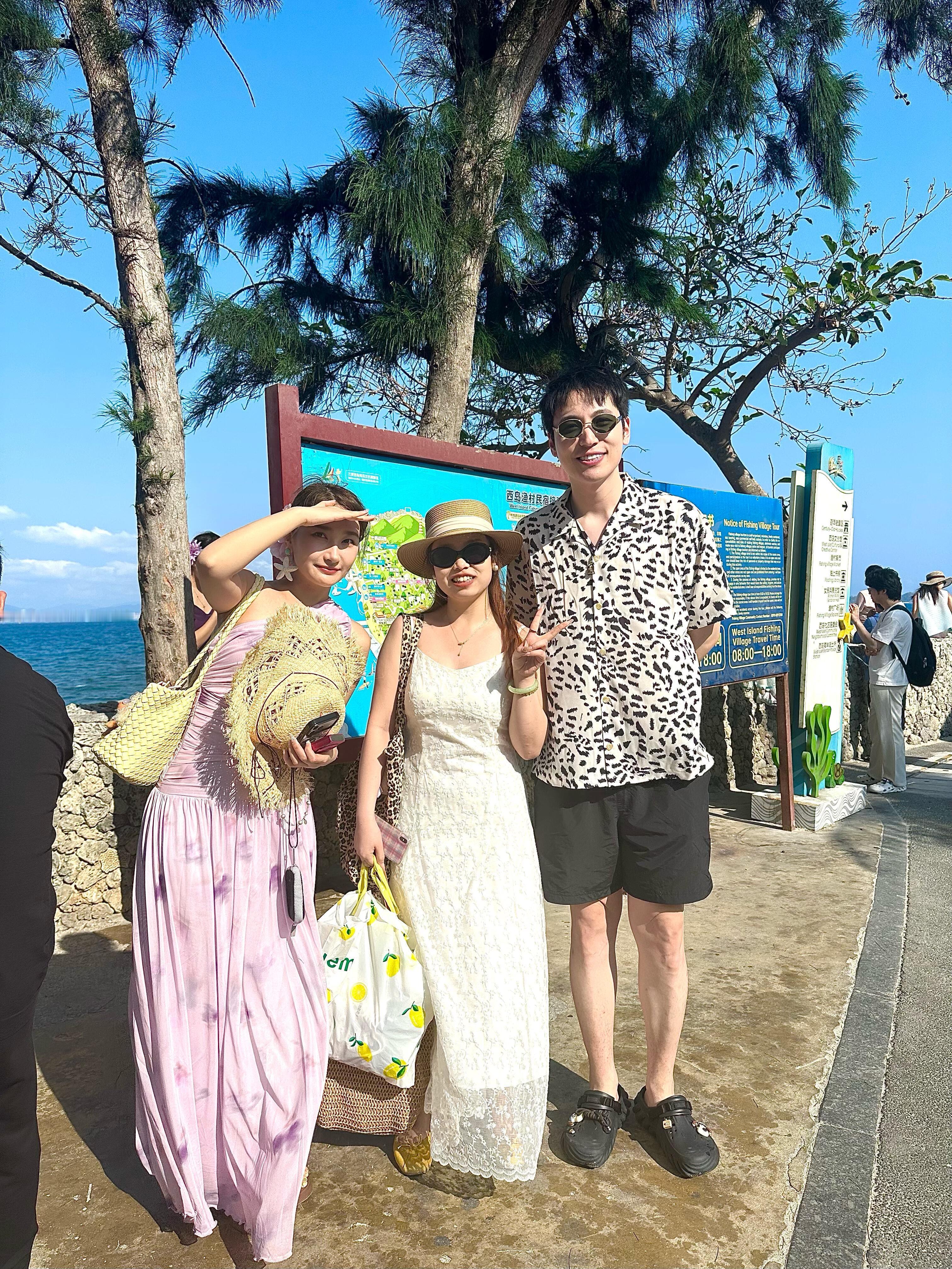 网友三亚偶遇王九龙夫妇“这个女生好漂亮啊，男朋友好有耐心啊” 