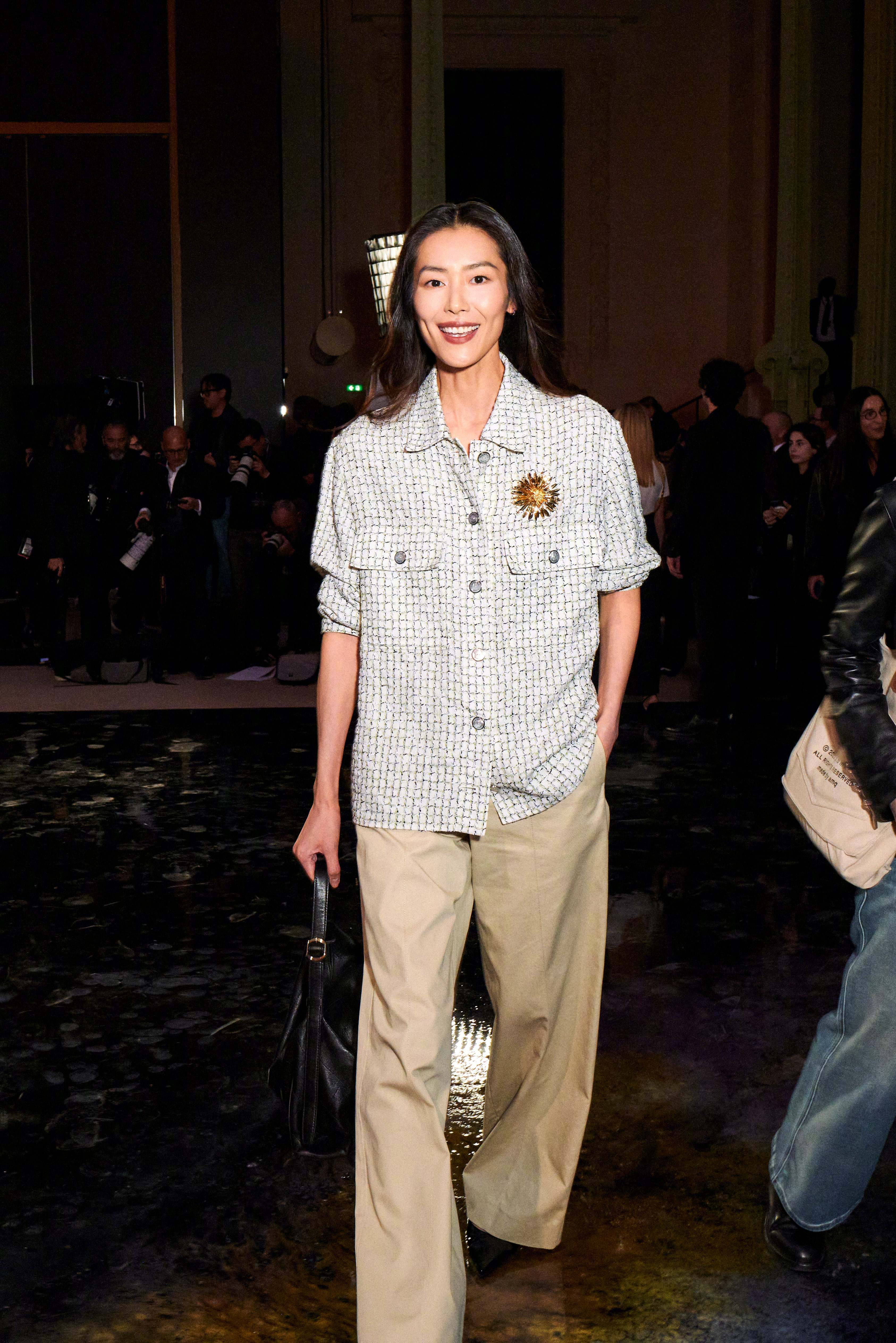 出席Chanel 2026春夏系列发布秀的刘雯 、井柏然、窦靖童。身穿设计师新品