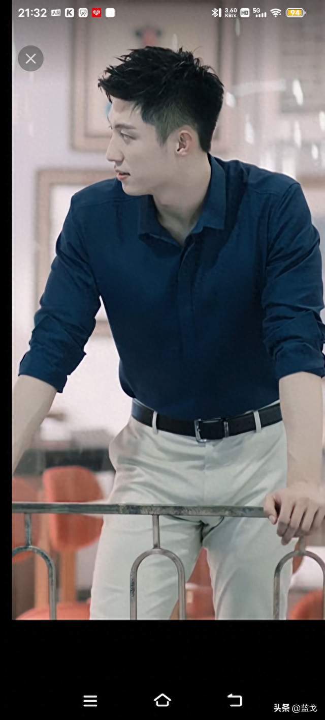 黄景瑜长着一张天生时候演兵哥哥的脸，标志性的虎牙