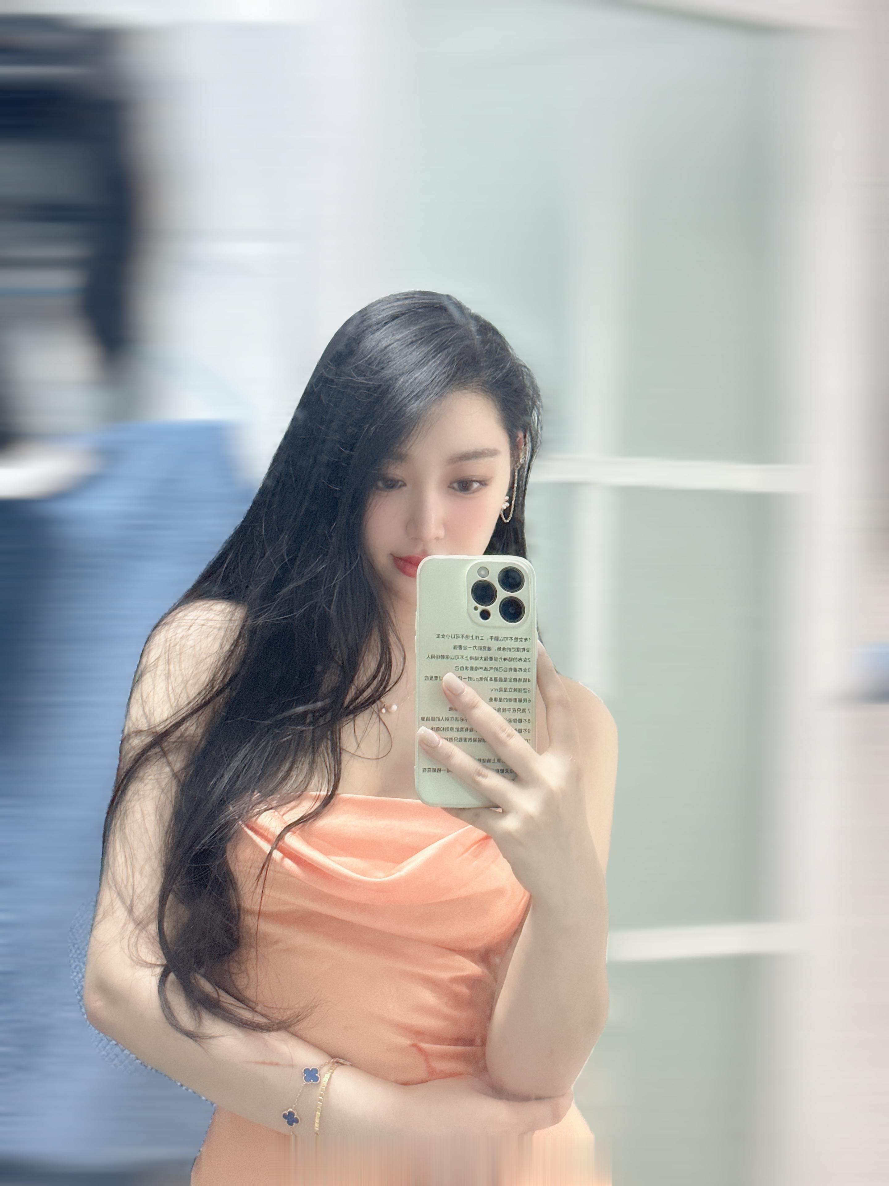 剪了个头发我的头发从图一那么长变成了图二那么长…………我已剪断我的发……剪短了长