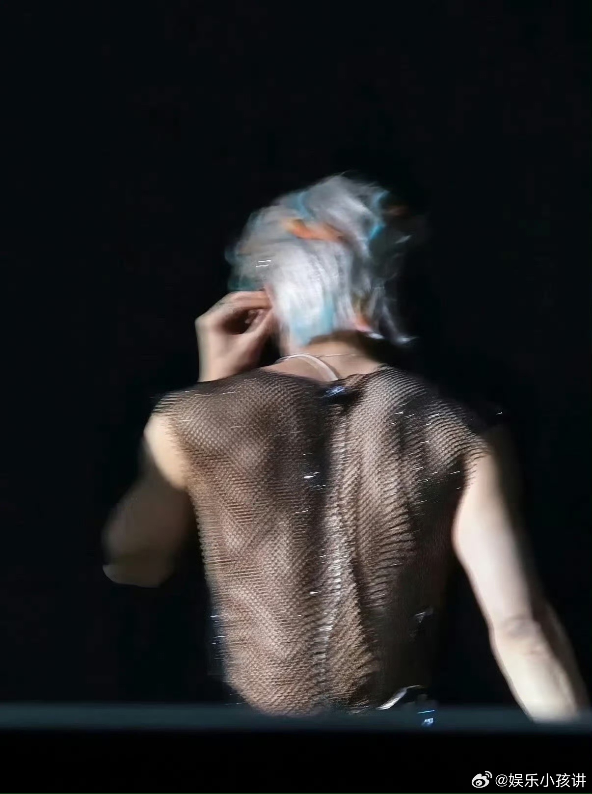 云旗富有且慷慨 谁懂这种快乐！演唱会脱外套秀腹肌，又野又欲帅到犯规，大方到让人想