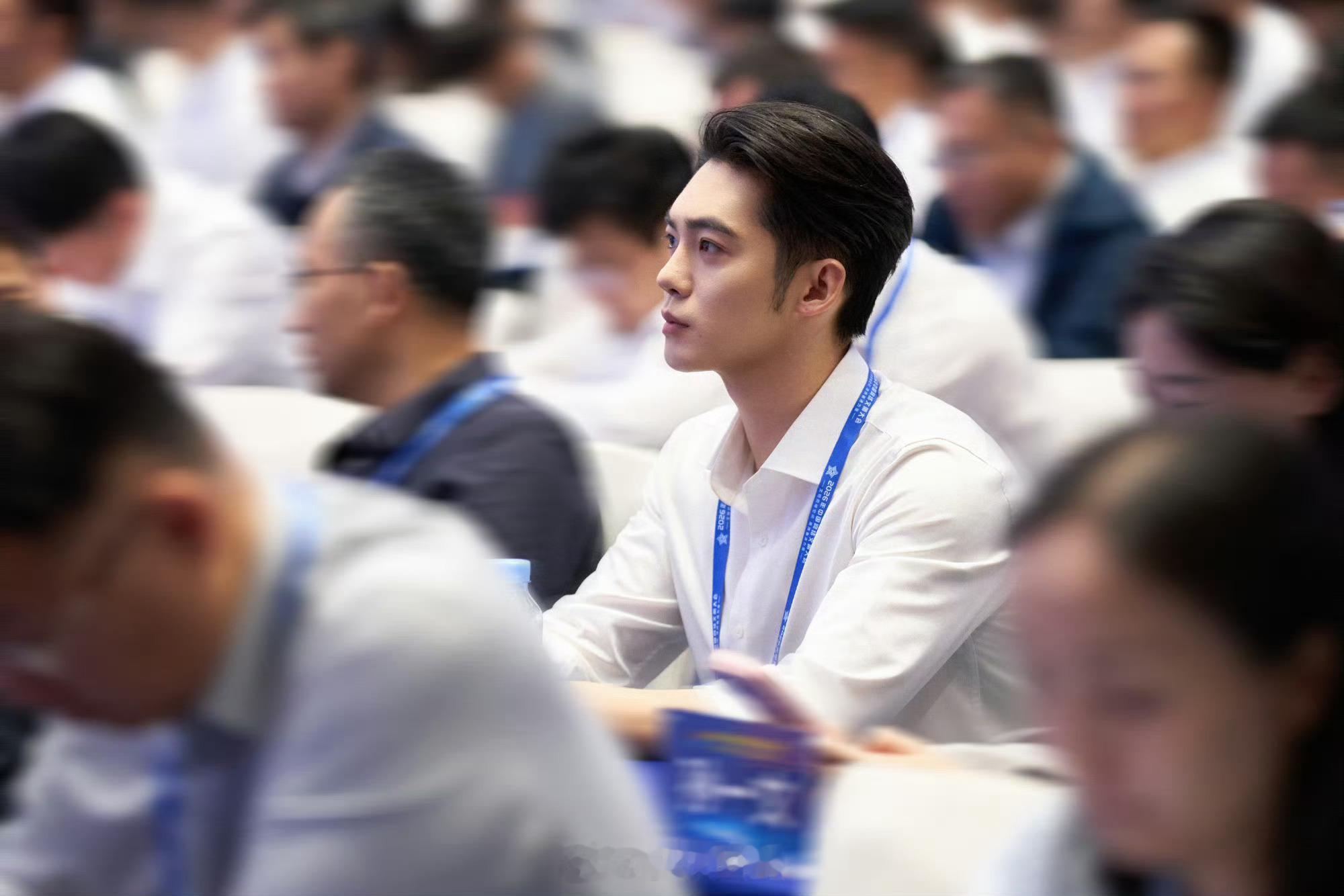 2026中国网络文明大会于适是真帅，后背也挺帅。可惜分论坛没在一起，要不然就上去