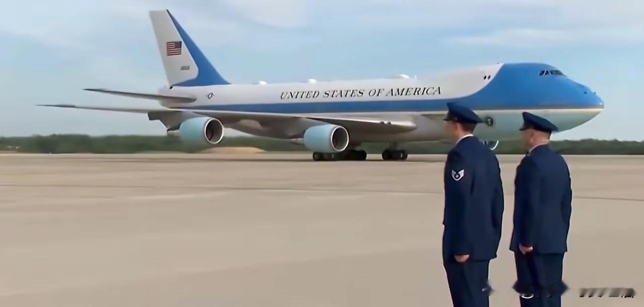 小美子开始模仿我们了！空军一号落地后，也派了两名人员现场待机！但这两人的精气神差