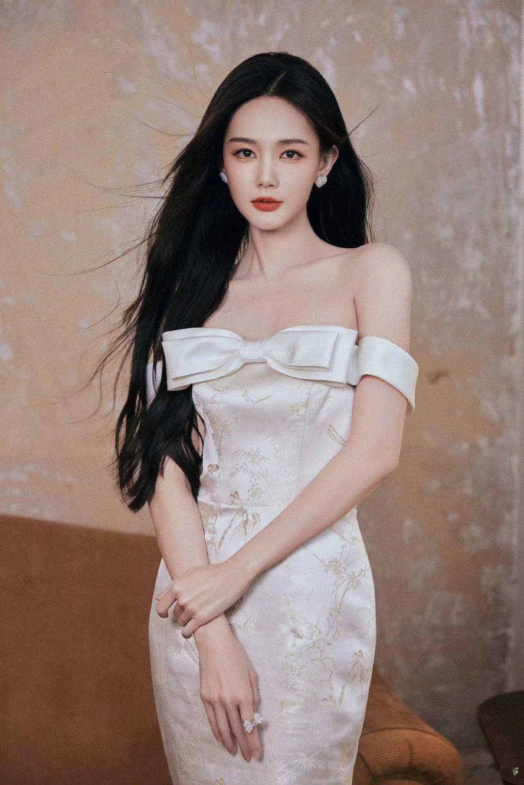 #李一桐蝴蝶结抹胸连衣裙##李一桐勾勒细致轮廓# 李一桐蝴蝶结抹胸连衣裙，勾勒细