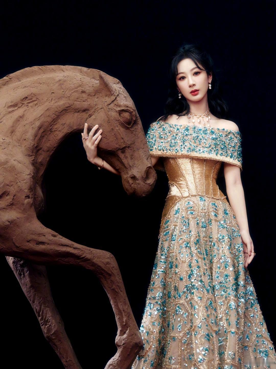 杨紫这组造型直接美出新高度！鎏金孔雀礼裙加身，站在泥塑骏马旁的瞬间，女王气场拉满
