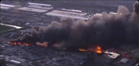 以下为美国肯塔基州路易斯维尔市机场飞机坠毁事故的详细梳理：
美国一货机坠毁致3死