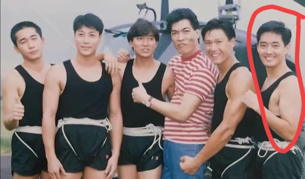 一群人在户外合影，笑容满面。只有80后认识他们。最右边👉🏻是哪位？时光飞逝，