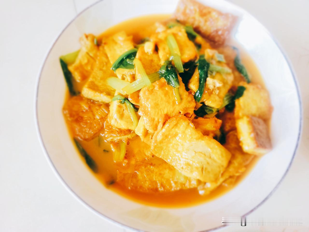 今天整理地下室旧物，一个从前的双肩包里，翻出一张单位发的超市卡。这张卡最少也有五