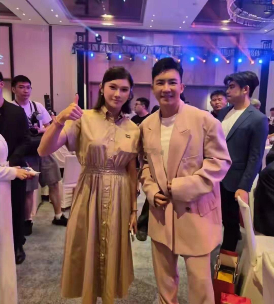吴艳妮晒与姚明、邓超等合照, 她变身啦啦队跳舞好惊艳自信好美！！ ​​​