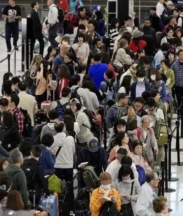 之前那些喊着“非去日本不可”的朋友，这下算彻底“圆梦”了吧？

咱就纳闷了，日本