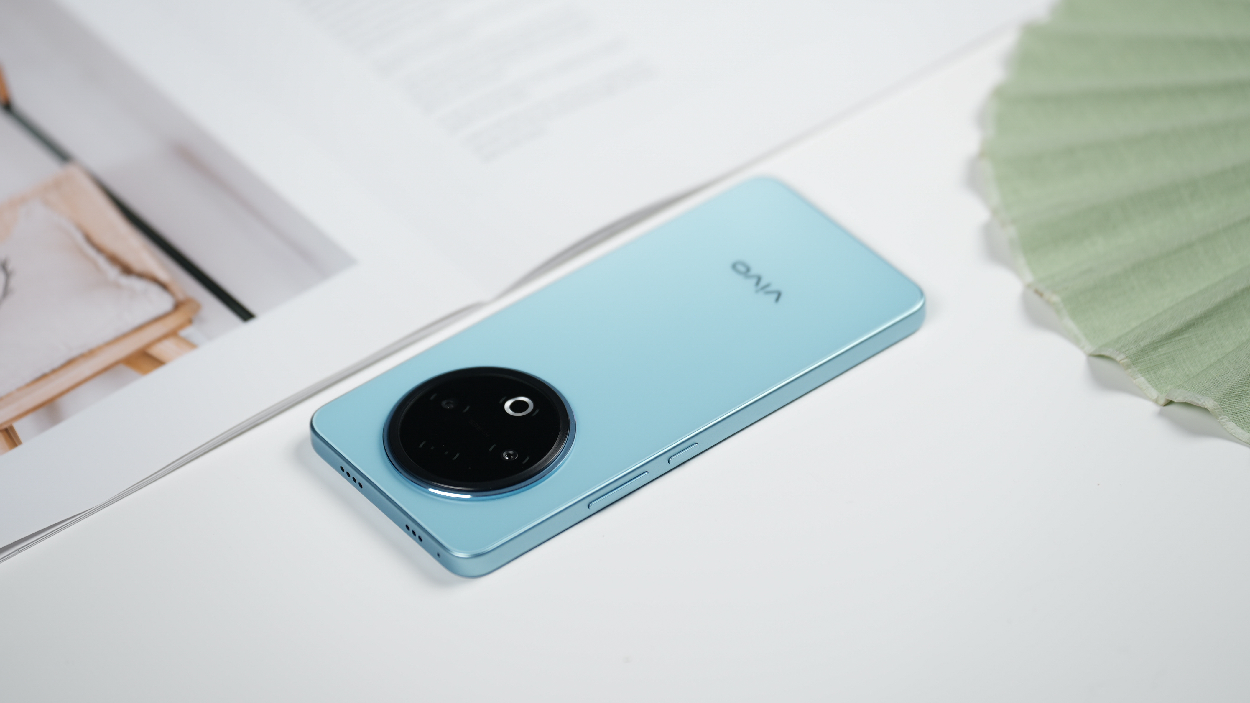 来一组vivo Y500的真机图赏，有没有发现屏幕边框很窄？同时整体质感也很棒，