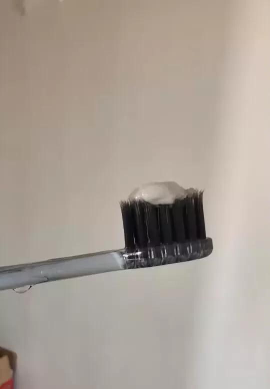 发现一个不长牙结石的小方法
牙周治疗中，每次刮治完即使吃完饭就刷牙很快也就长结石