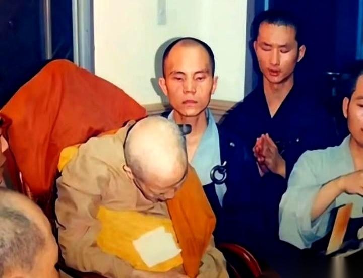 第一次看到这张照片，人直接麻了。
一个老人，就那么安安静静地，坐着，走了。
19