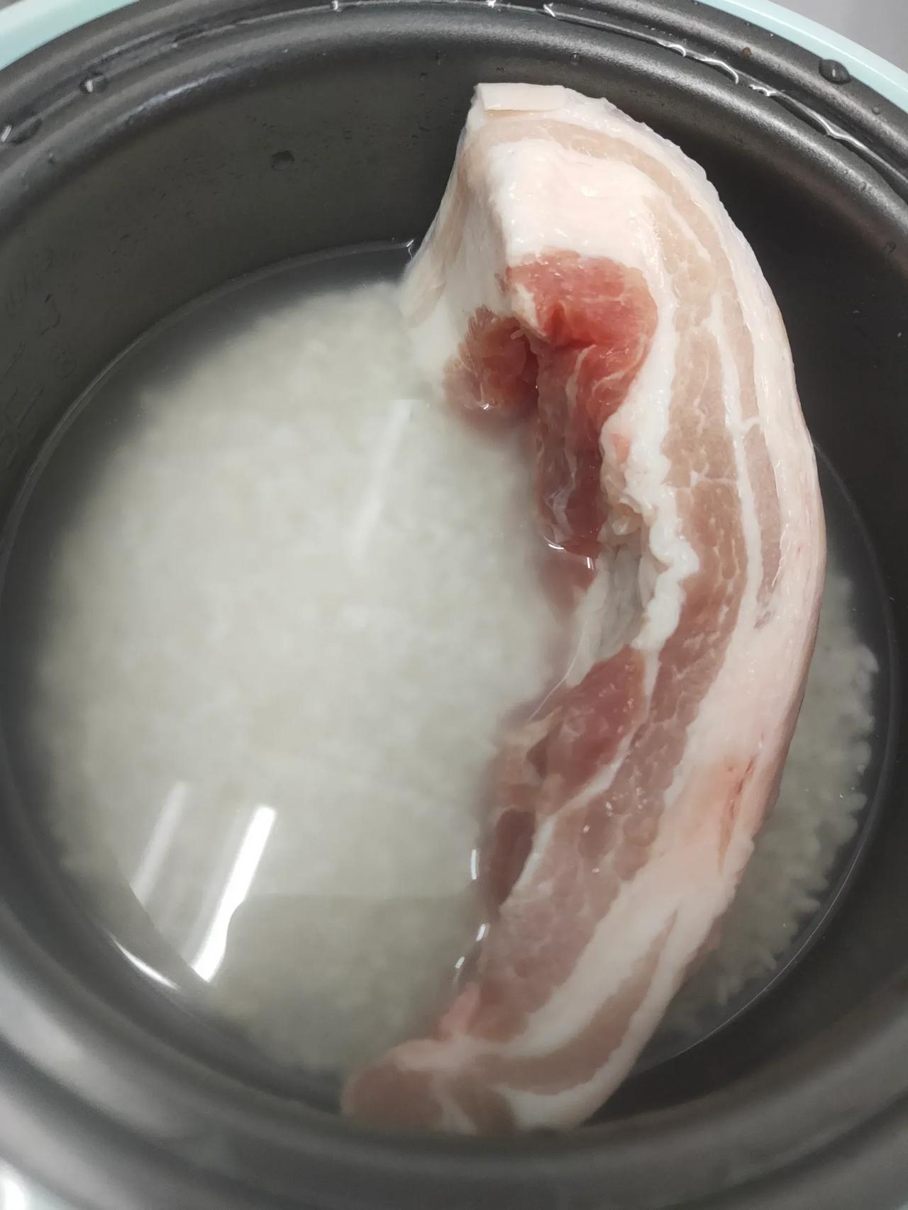 方便又好吃的五花肉煮饭方法非常简单。只需要将五花肉洗净后放入米锅中，按下煮饭键即