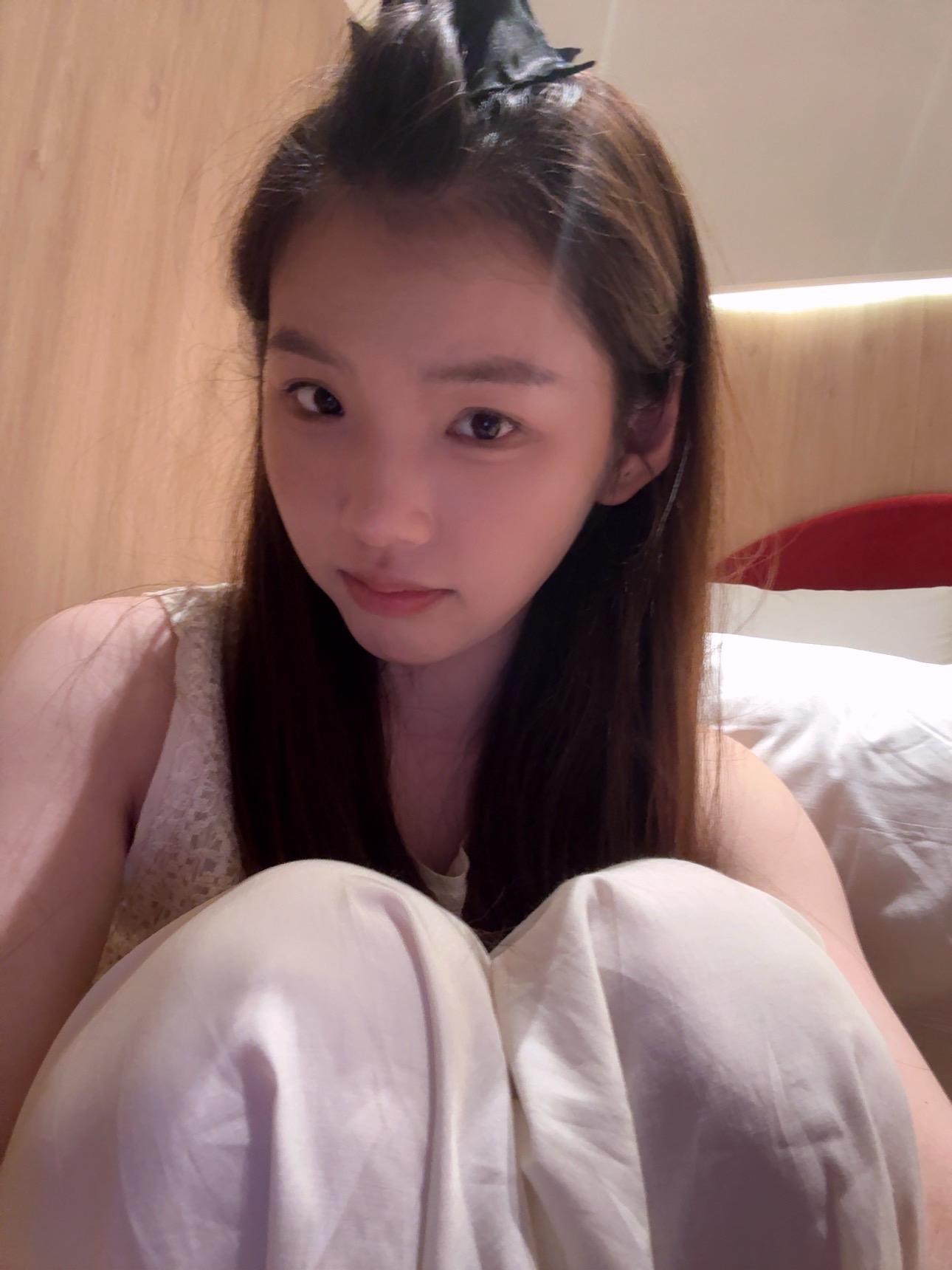 准备跳楼 结果跳转到了淘宝 买了两件预售半年的衣服 这下日子又有盼头了