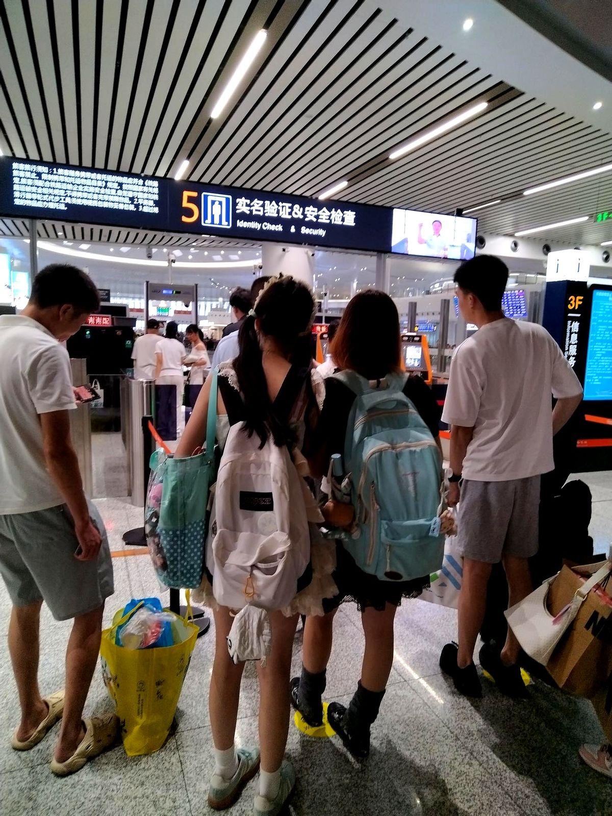 演出一落幕，上海几大火车站立刻挤满了背包和应援牌，像一场临时散场的青春集会。
最