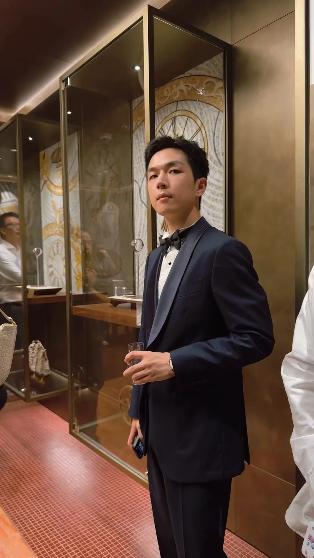 正装的一天！参加开业活动得穿正式点🥃