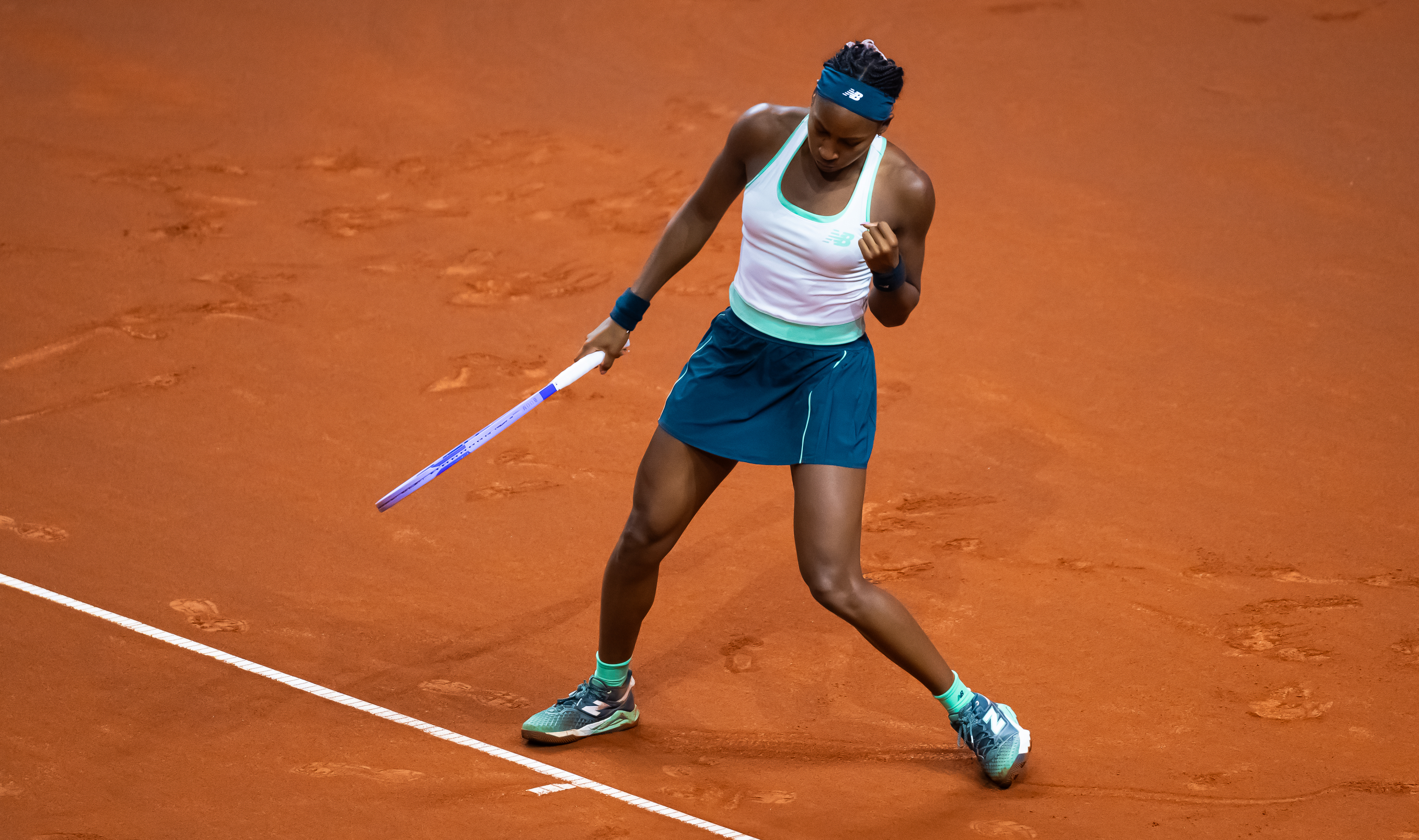 进入决胜盘！即时战况：高芙7-5扳回一城，大比分和穆霍娃战平。谁会赢下这场三盘大