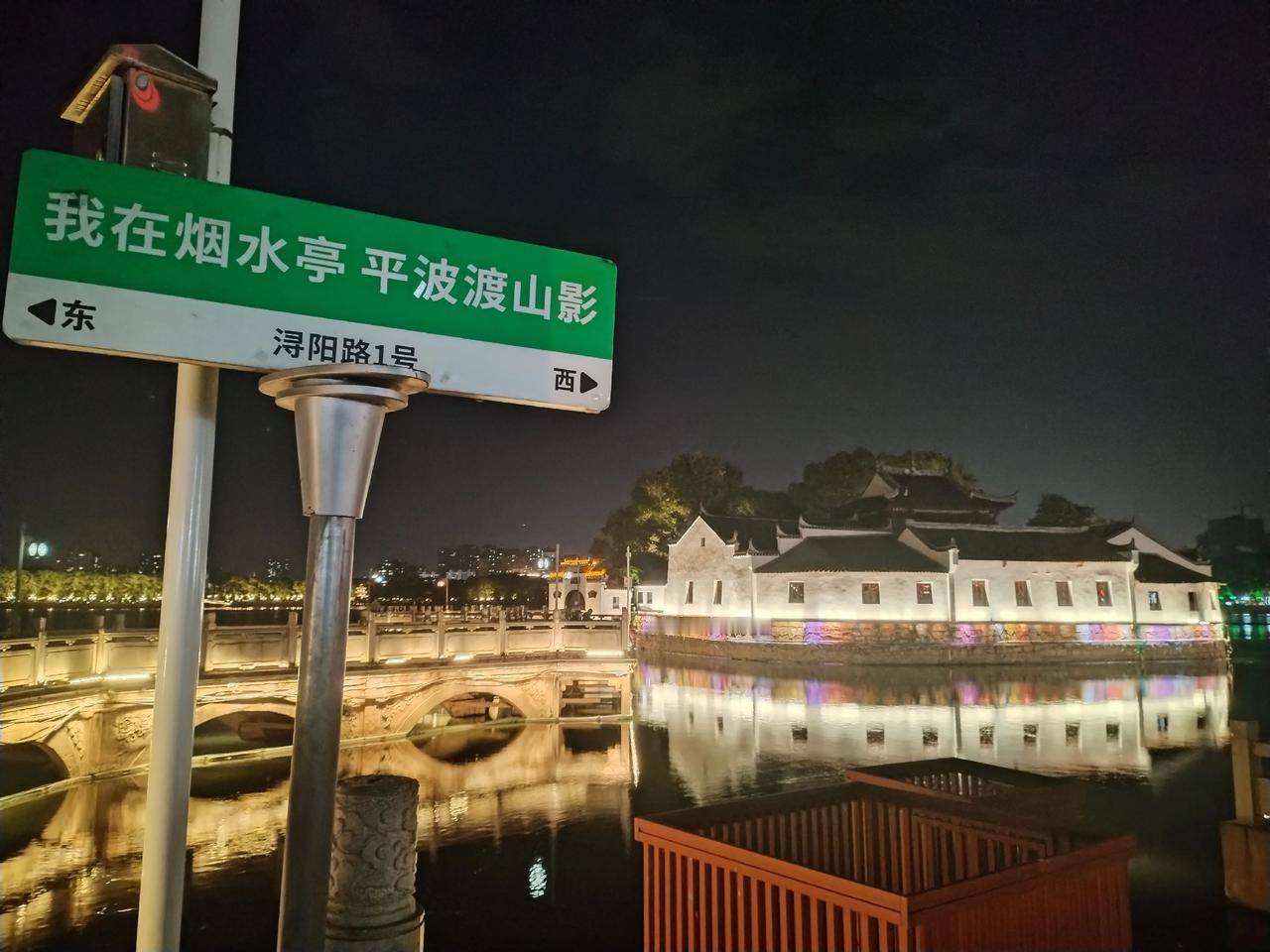 几十年前的记忆，依然挥之不去，追寻儿时流淌的斑驳回忆，定格在一张张原址的照片里。