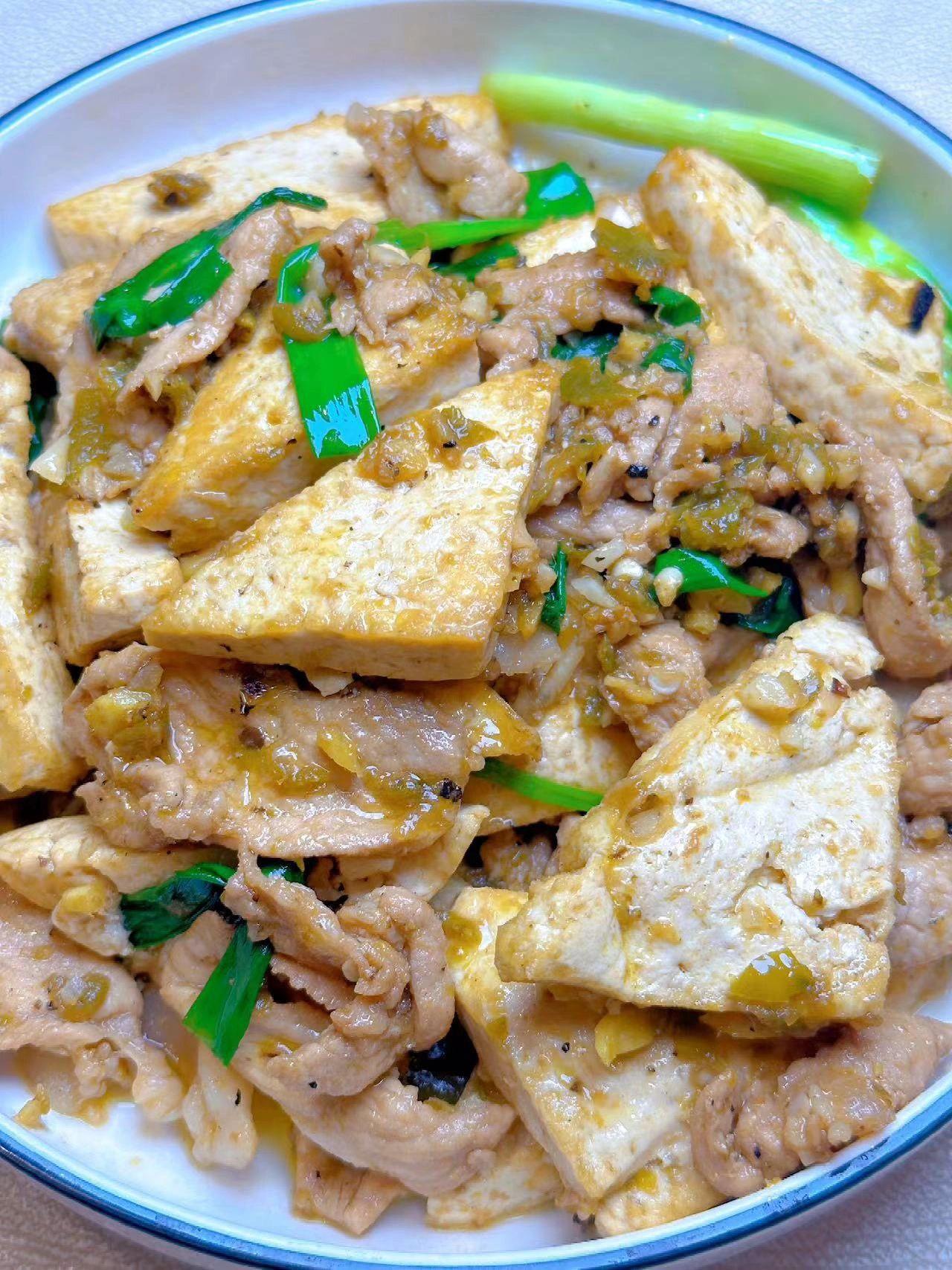 码住！学会狂干几碗饭，香煎豆腐小炒肉
香蕉豆腐小炒肉，太适合夏天的一道菜了
炒菜