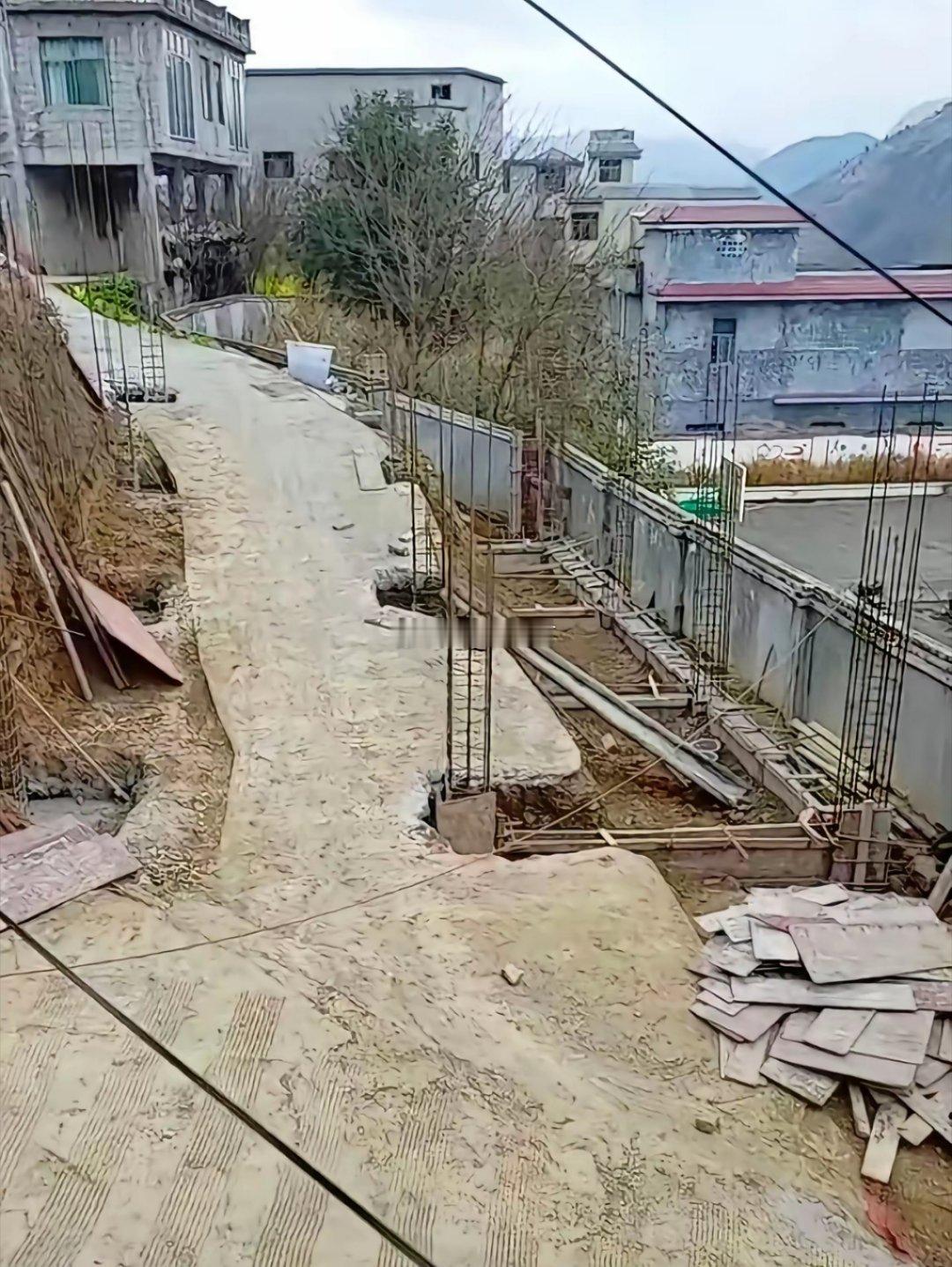 建房子把路给占了，现在很多农村人都非常贪心！ 