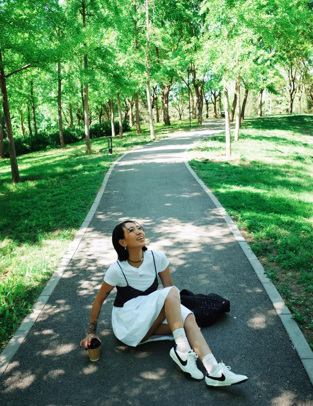 轻复古出门，不刻意也不糊弄
最近很明显地发现，
我春天最喜欢的穿搭状态，其实就两