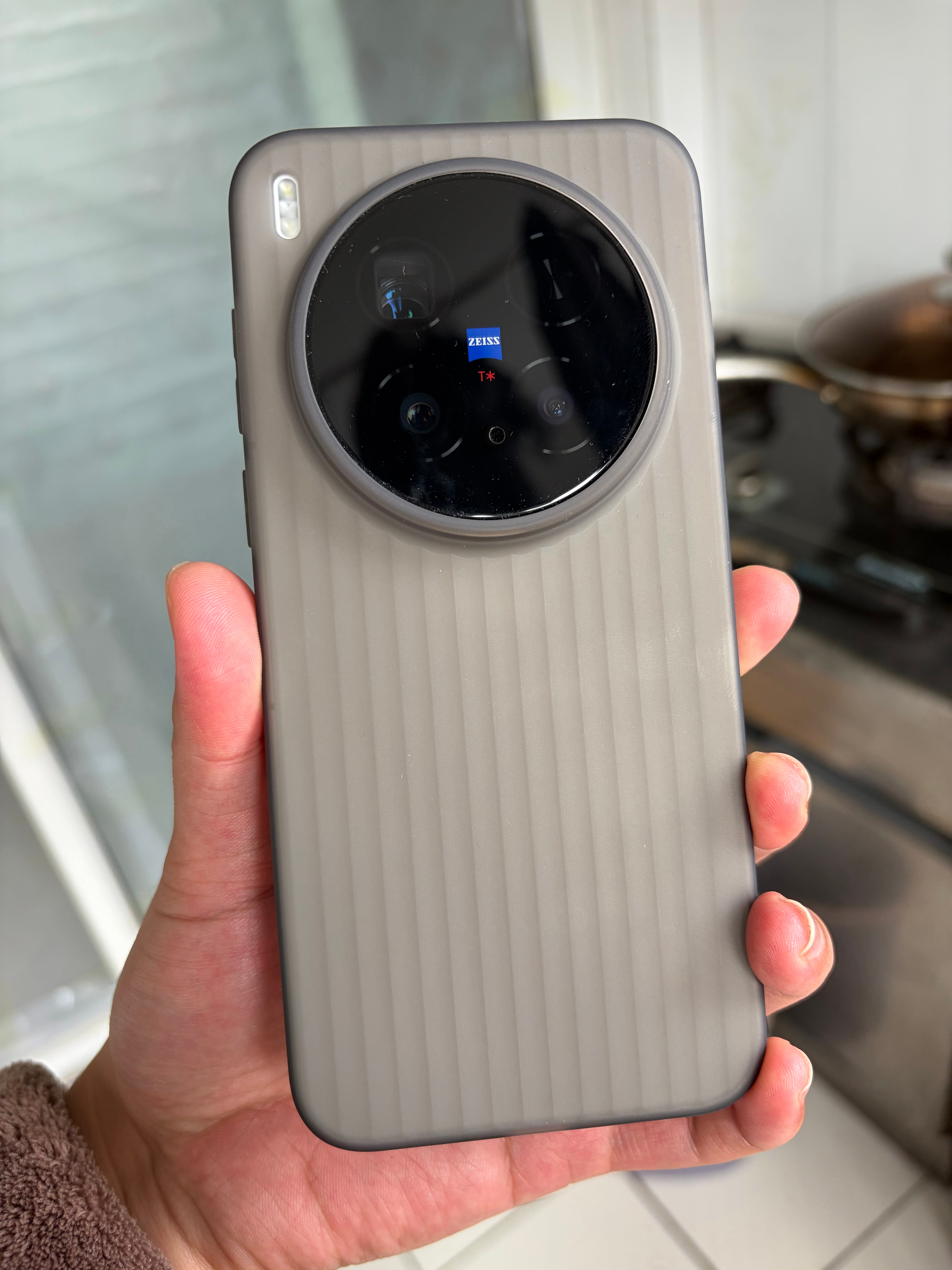 大圆摄像头模组的手机还是得用大孔的手机壳大气，精孔的看起来没有那么高级了 ​​​