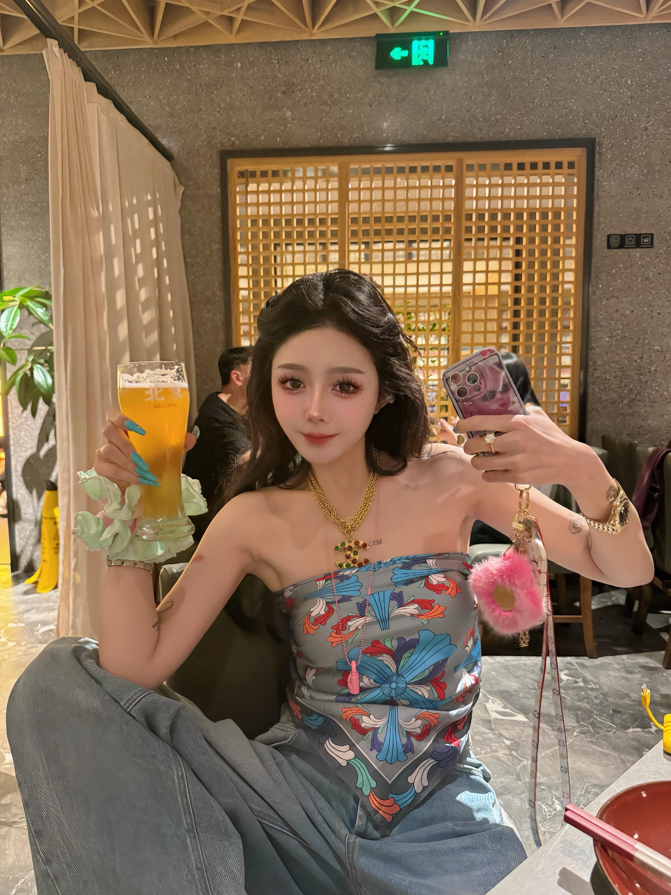 大部分的时间 我是爱钱爱自由的  当看到别人幸福的时候  我又觉得幸福胜过一切