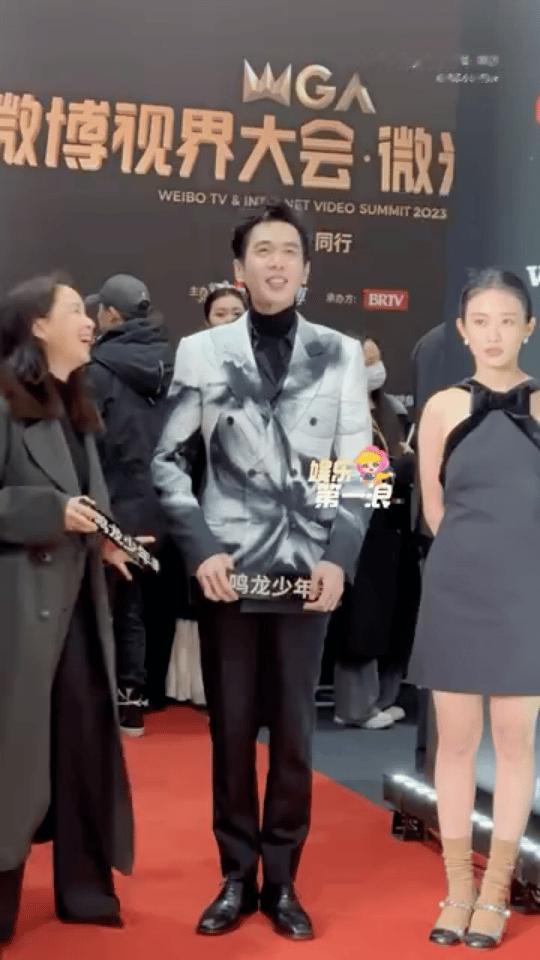 #龙丹妮拿牌子打张若昀# 龙丹妮拿牌子轻轻敲着张若昀的手臂，咱就是说老板是想要和