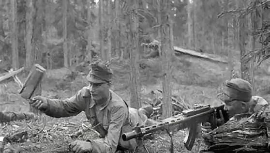 1945年，机枪手杜相云发现，日军掌握了他的射击规律，每次他一开枪，日军就卧倒，