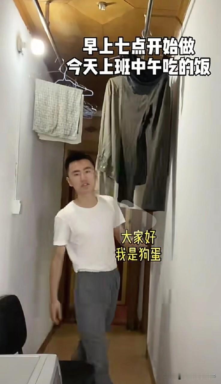 今天还能刷到穆萨在杭州上班自己带饭的视频，真的是奇迹呀，哈哈！
看吧，没有人能随