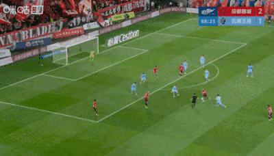 再回味贺一然这个射门，妥妥的后卫出身。

他明显看到鲍亚雄去封前角，也预判到费利