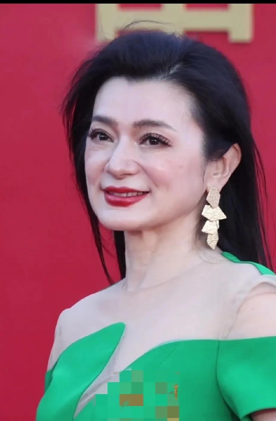 还记得《倚天屠龙记》中的金花婆婆吗？57岁的她肤白貌美，气质不凡！

金花婆婆来