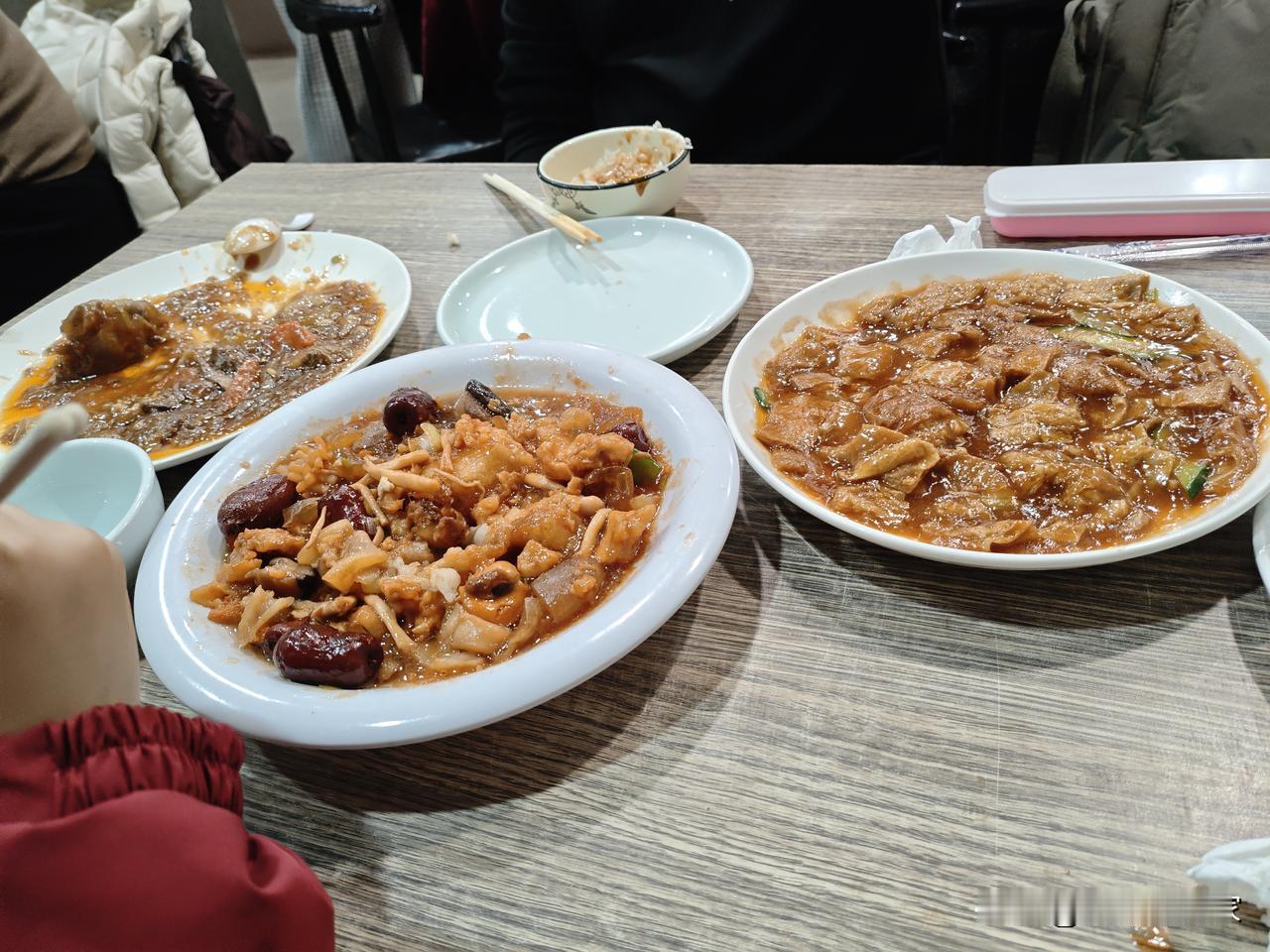 天津菜，嘎嘣菜，八珍豆腐，独面筋，牛窝骨，这个当地特色菜，吃完差点给我送走了，酸