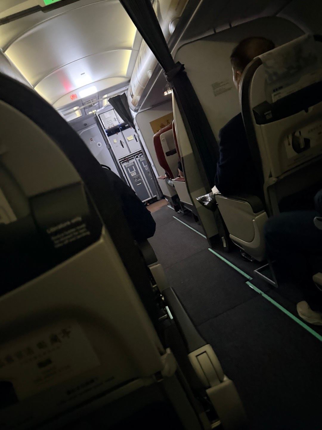 没想到中途还要下飞机转一次机。。再次登机后我的座位没了  空姐说今天满了 想升也