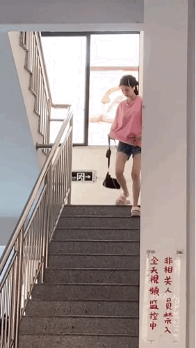 穿拖鞋下楼梯的白鹿也太可爱了吧！拥有好身材是一种什么感觉和体验白鹿 人气演员白鹿