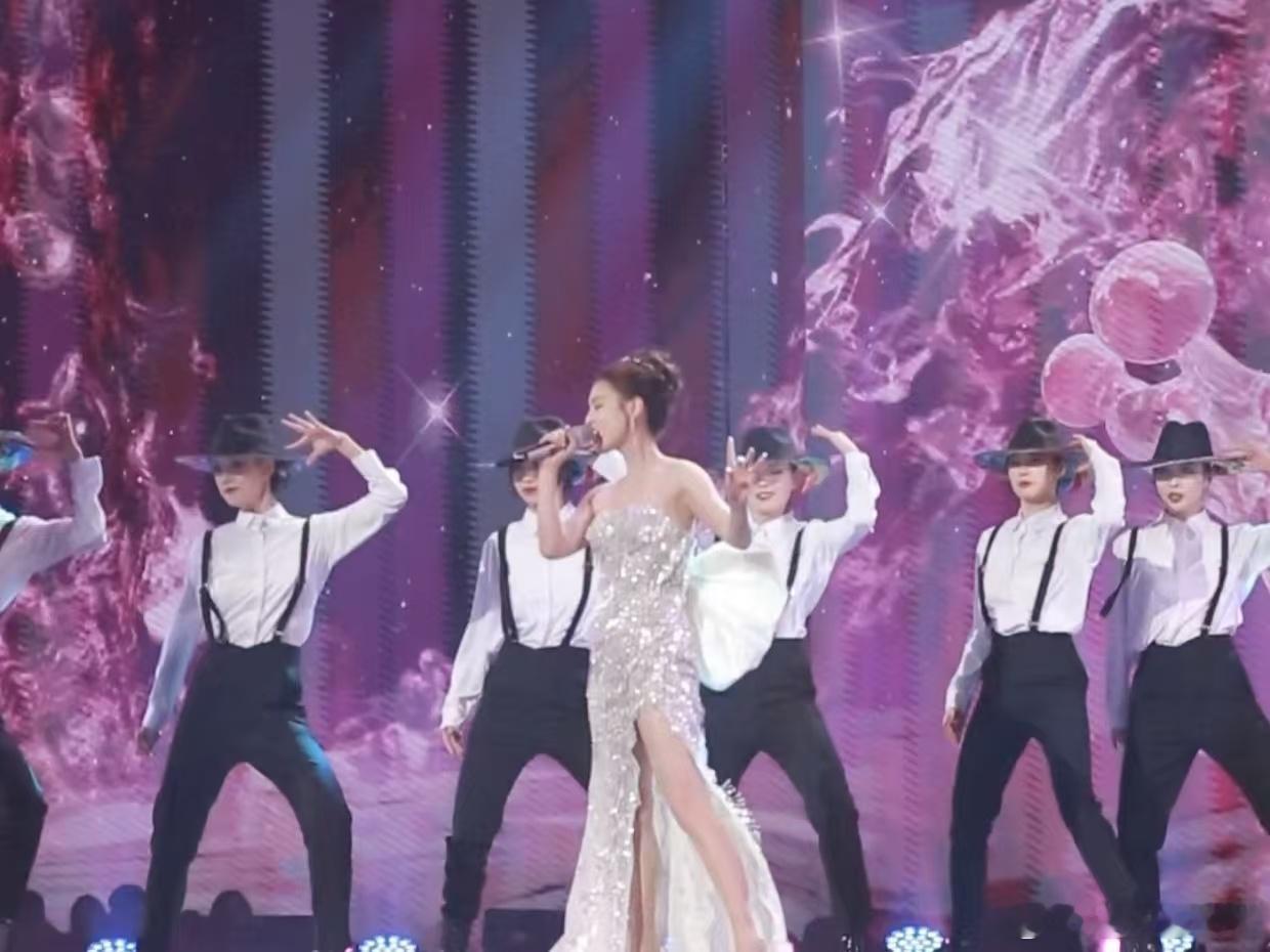 黄圣依姐就是女王  黄圣依在春晚的舞台上，用歌声和表演诠释着女王的定义，这就是她