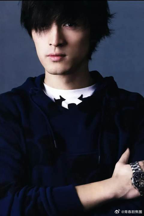 胡歌高中长这样 不多人追才怪看到胡歌高中旧照瞬间明白，骨相优越长相周正，自带清冷