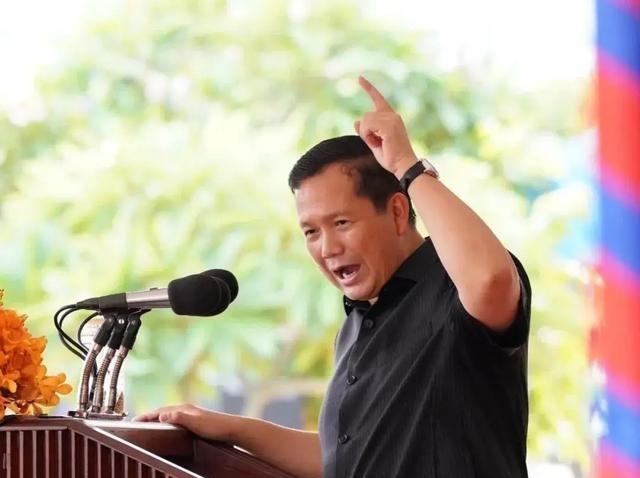 洪玛奈把目光盯上了王宫那把椅子。很多人以为，只要西哈莫尼无后，洪家接班就是板上钉