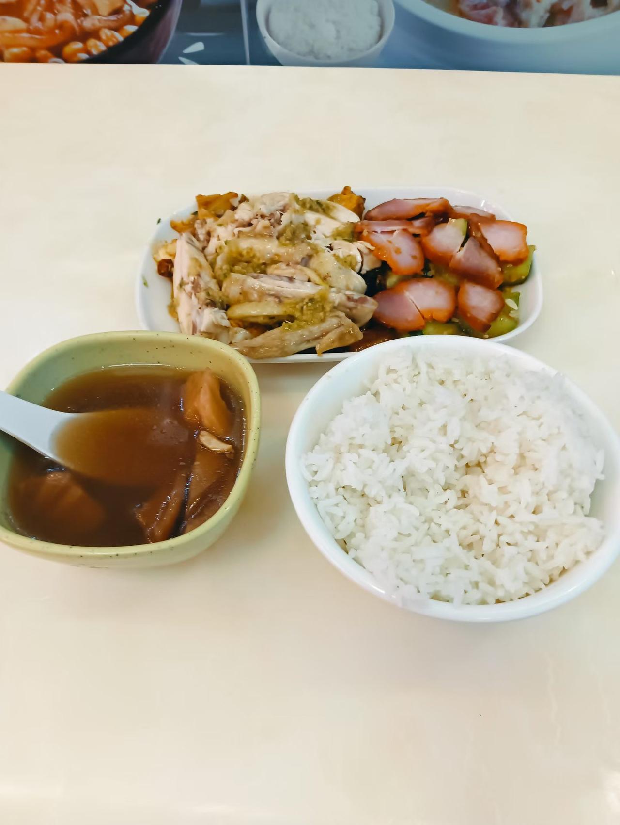 今天下早班，吃饭啦！今天吃好一点。切鸡叉烧饭，还有一个莲藕排骨汤。这个饭20块钱