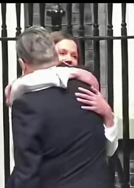 英国首相斯塔默辞职演讲后与落泪的妻子维克相拥离场。
在2026年6月22日含泪宣