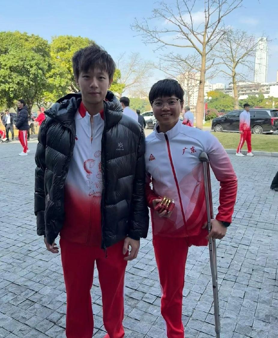 看到林高远在表彰大会上的这张合影，真的被暖到了。
 
作为冠军，他没有丝毫架子，