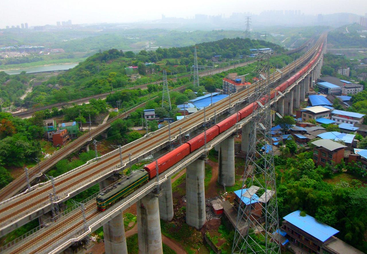 十年前在重庆铁路枢纽井口立交区拍摄的图片，东风4B型内燃机车牵引全列双层小汽车运