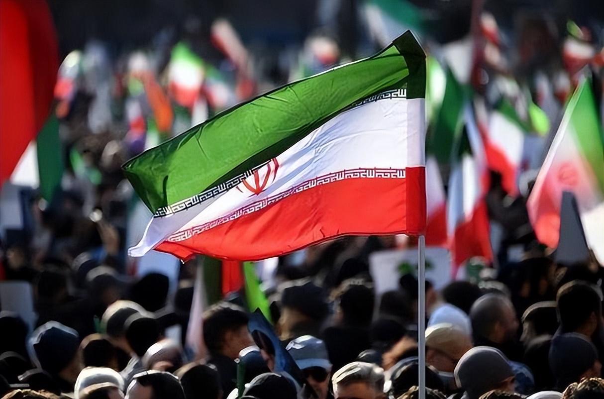 很多人看伊朗总停留在制裁下的贫困印象，觉得它军事实力薄弱，工业体系残缺，连基本民