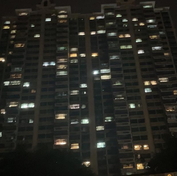 爱是应该相互理解包容，
但开始爱一个人的时候都是爱她胜过爱自己。
这可能就是一个