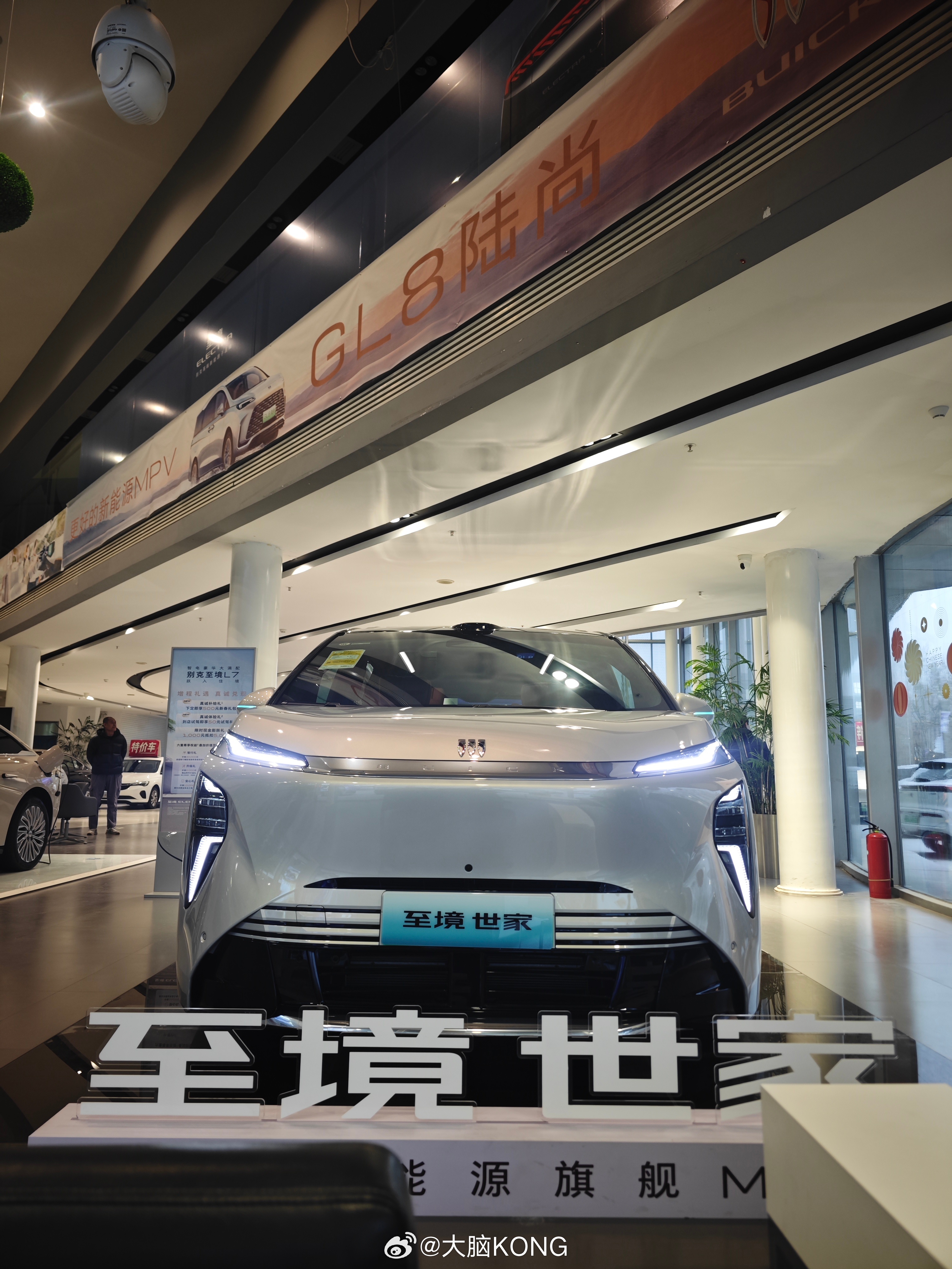 陆尊提车满一年，上周去做了二保，顺便看了看世家。相比世纪在店内没有展位，世家则被