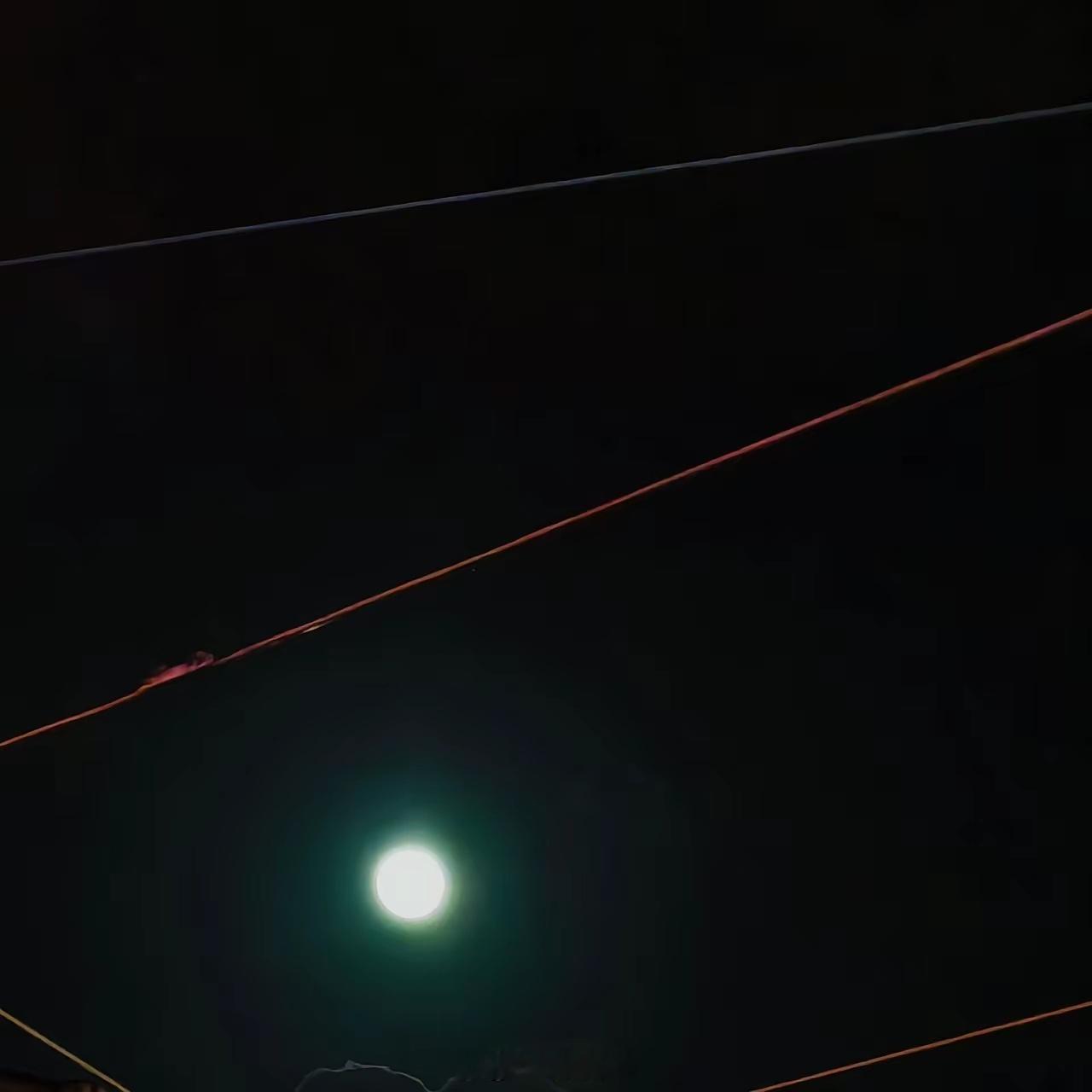 肖战竟然半夜三点半了，还不睡觉，还发照片给大家看！战战，虽然看到你发博了很高兴，