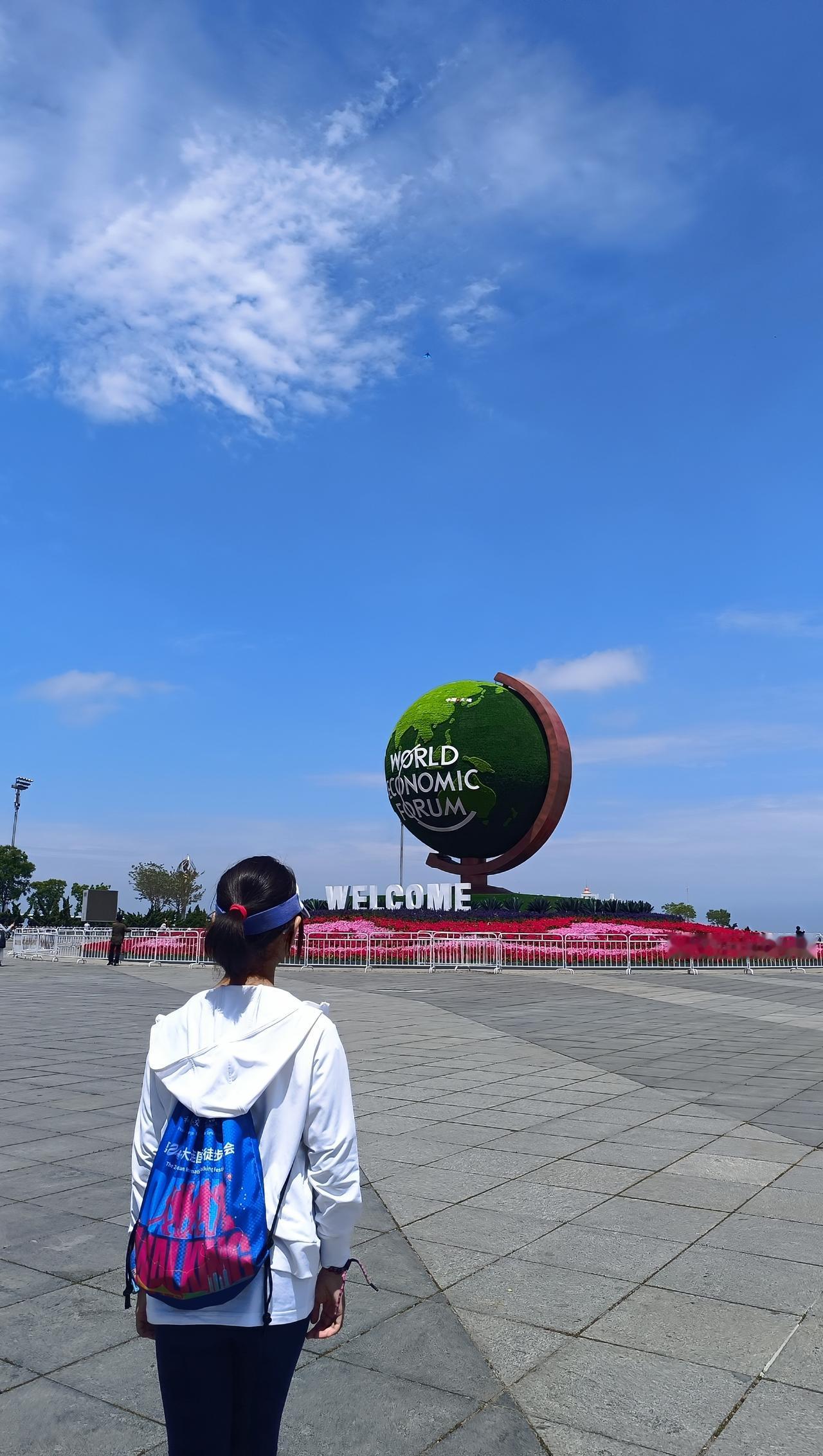 昨天是第24届国际徒步大会开幕式，活动持续两天，昨天也是第35届赏槐会的开幕式，