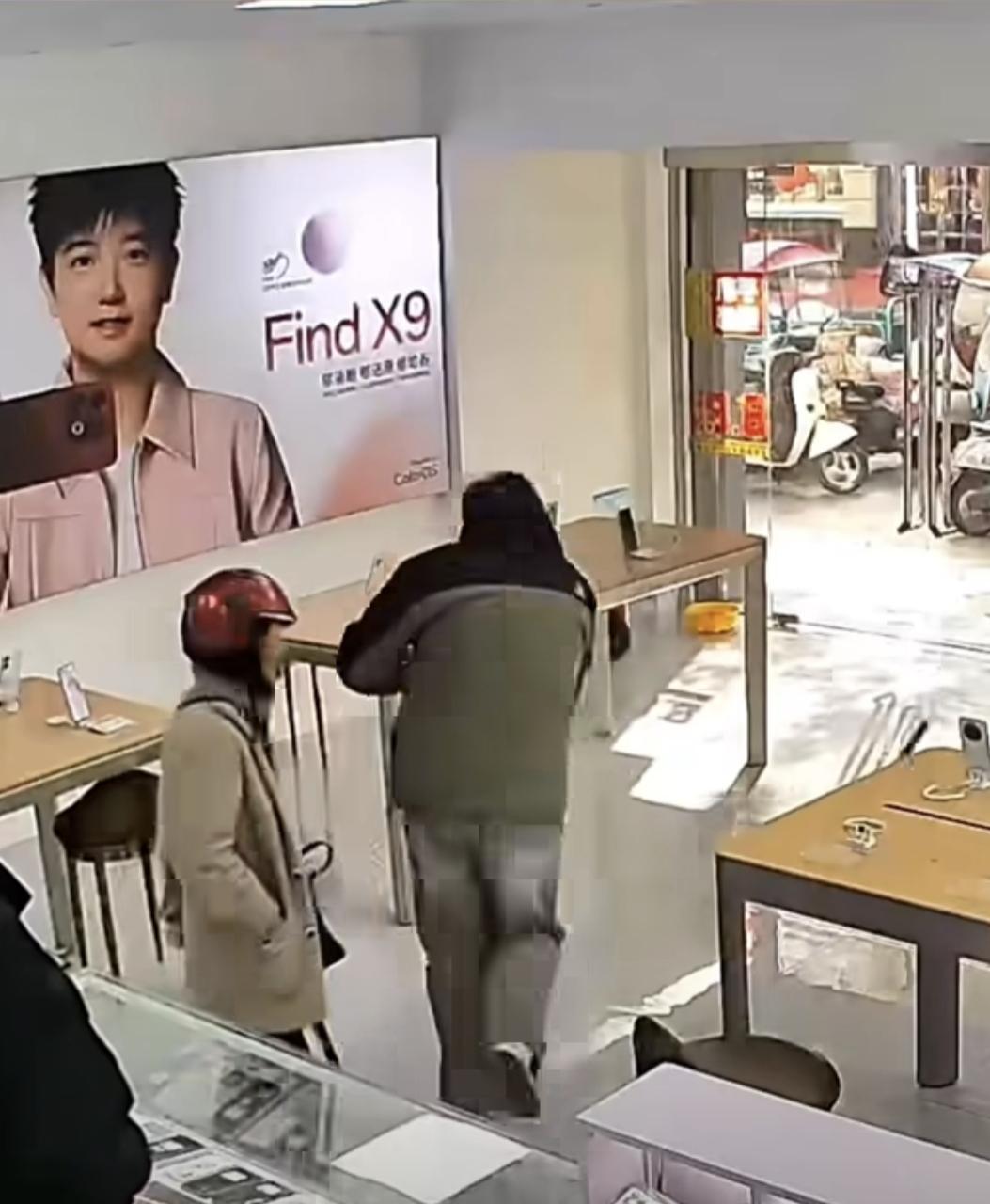 妈妈带儿子去手机店买手机
孩子买新手机未果，
当妈妈面怒摔手机随后扬长而去……