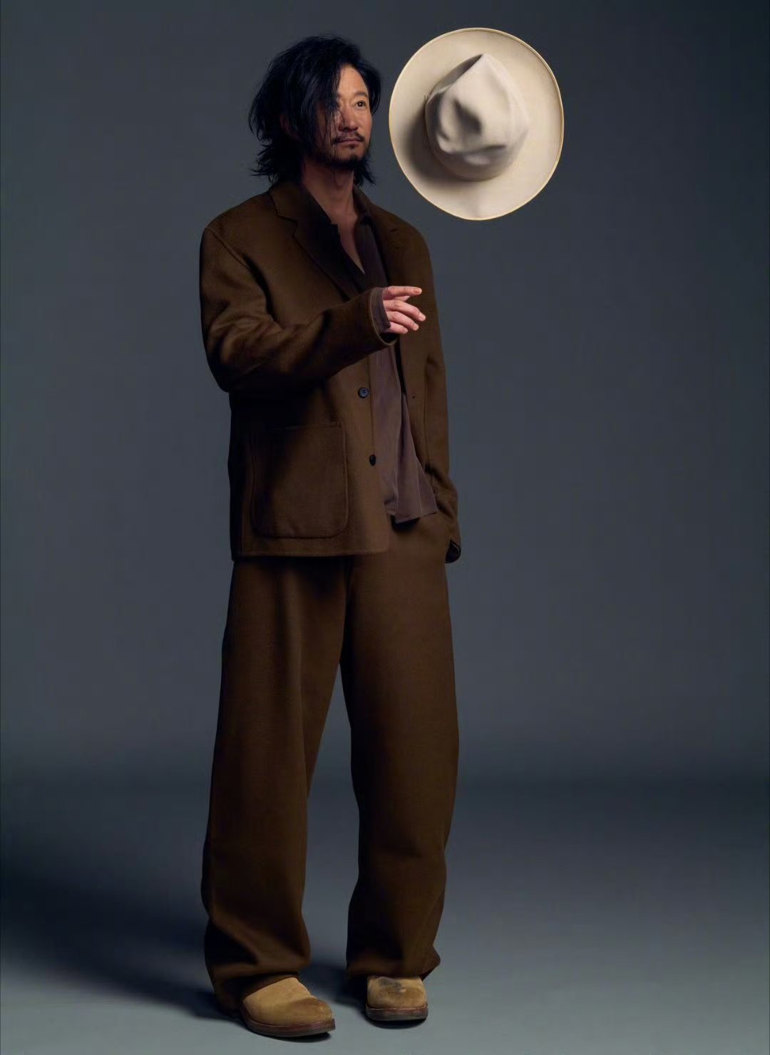 吴京这组帅得不太吴京吴京这组生日写真帅的不太吴京了！硬朗轮廓自带故事感，留长的头